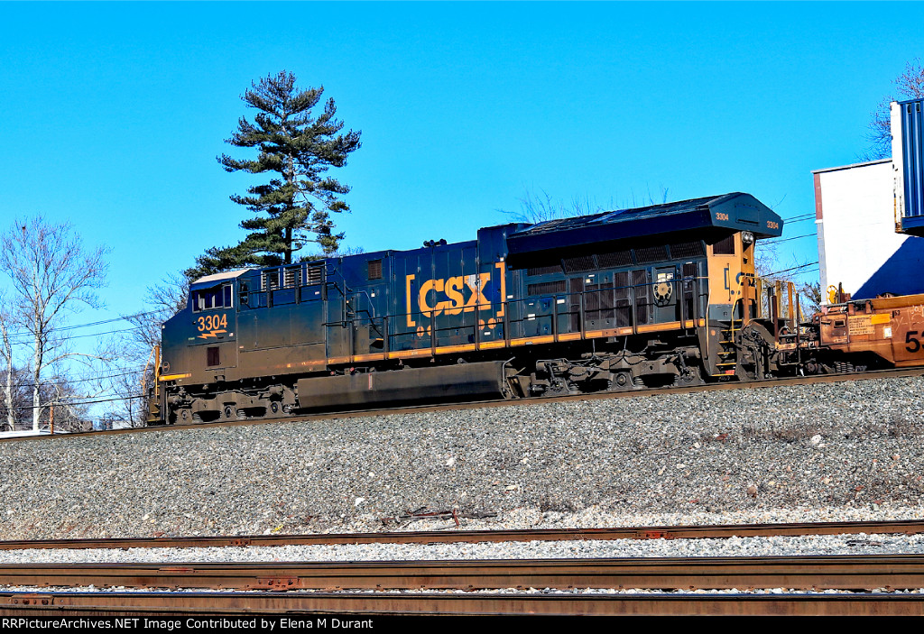 CSX 3304 on I-158